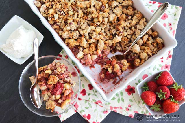 Strawberry & Rhubarb Crumble (Low-carb, Paleo) Strawberry & Rhubarb Crumble (Low-carb, Paleo)