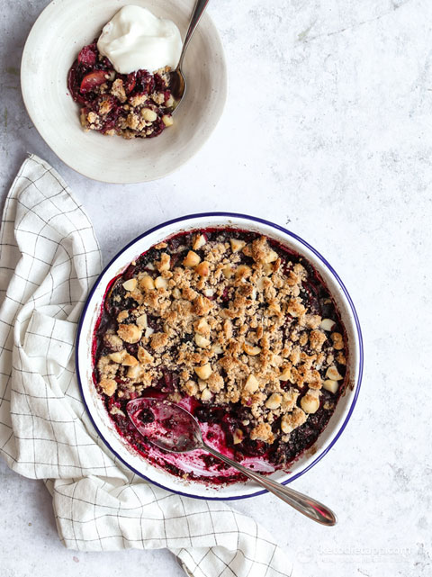 Low-Carb Blackcurrant & Apple Crumble (keto, paleo, sugar-free) Low-Carb Blackcurrant & Apple Crumble
