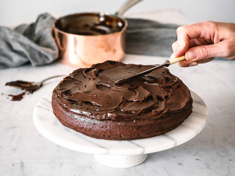 Frosting keto chocolate cake with ganache